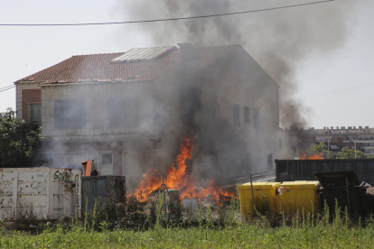 L’incendi d’ahir a les instal·lacions d’Ilnet a Pardinyes va causar una gran fumarada. A la dreta, un bomber després de controlar-lo.
