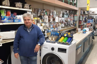 Josep Maria tiene una tienda de electrodomésticos en el Eix Comercial y ofrece sus productos a través de una página web que comparte con otros establecimientos.