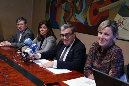 Joan Vilella i Dolors López, del PP, amb Ros i Montse Mínguez.