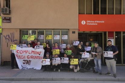 Un moment de la concentració organitzada ahir davant de la seu de Treball a Lleida.