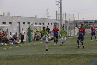 Una jugada del partido que enfrentó ayer en el Complex Esportiu Segrià al Torrefarrera y el Alpicat.
