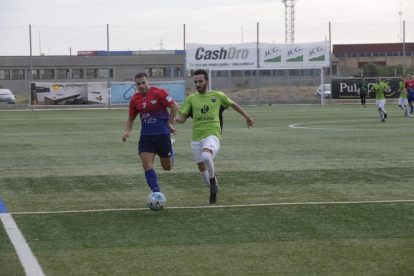 Una jugada del partido que enfrentó ayer en el Complex Esportiu Segrià al Torrefarrera y el Alpicat.