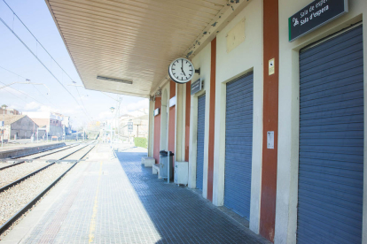 Las persianas de la estación de Tàrrega, que desde hace unos días cierra por las tardes.