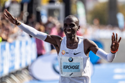 El atleta keniano muestra su felicidad tras batir la plusmarca mundial.