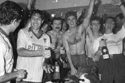 Los jugadores del Mollerussa y el entrenador Carles Viladegut celebran con cava en el vestuario el histórico ascenso a Segunda A.