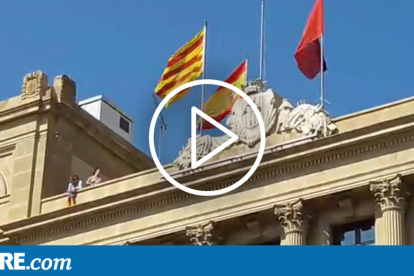 VÍDEO. Regidors d'ERC despengen la bandera espanyola de la Paeria