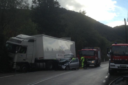 El camión y turismo implicados en el accidente en el Pont de Suert.