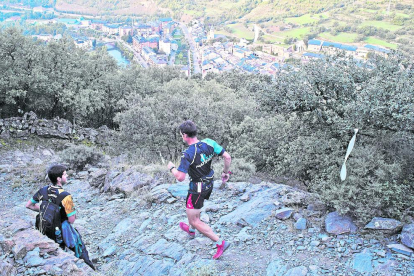 Els podis masculins i femenins de l’última jornada de la novena edició de la popular carrera de muntanya pallaresa.