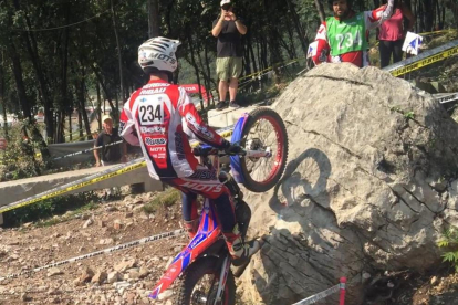 Sergi Ribau superando un obstaculo durante la prueba.