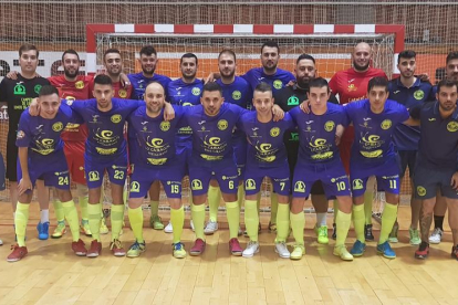 Jugadors del Futsal Lleida Restaurant Lo Caragol, ahir a la presentació a l’Onze de Setembre.