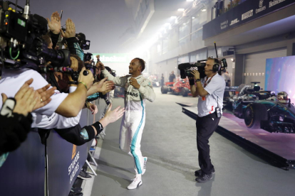 Lewis Hamilton, al baixar del Mercedes ahir, una vegada aconseguida la victòria al circuit urbà de Marina Bay.