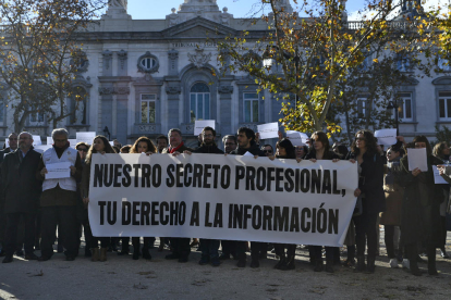 Manifestación de periodistas para reivindicar el secreto profesional, ayer, ante el Supremo.
