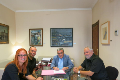 Firma del conveni, ahir amb l’alcalde i responsables del Centre.