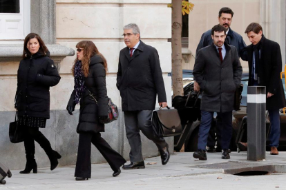 L'exconseller Francesc Homs, (tercer per l'esquerra), a la seva arribada al Tribunal Suprem on se celebra avui la vista de l'article de previ pronunciament (equivalent a les qüestions prèvies) del cas del 