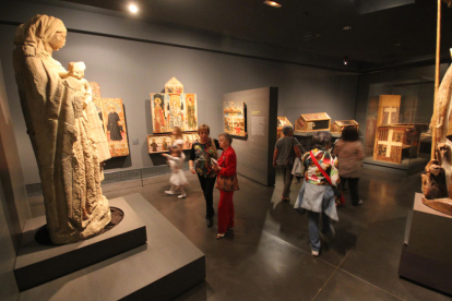 Visitantes en la exposición permanente del Museu de Lleida.