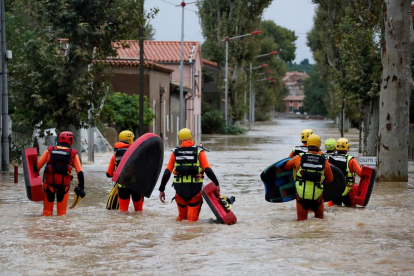 Imatge d’un equip de bombers treballant en les operacions de rescat a Trebes, França, ahir.