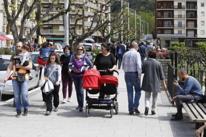 Los turistas llenan las calles de las capitales de montaña como es el caso de Sort, ayer, en la foto.