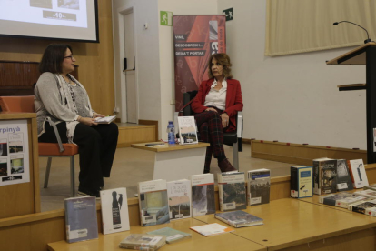Núria Perpinyà protagonizó una tertulia conducida por la periodista Anna Sàez y participó en la lectura de textos del Día de las Escritoras.