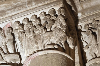 Escena del Dubte de Sant Tomàs, esculpida en un capitel de la nave central de la Seu Vella de Lleida.