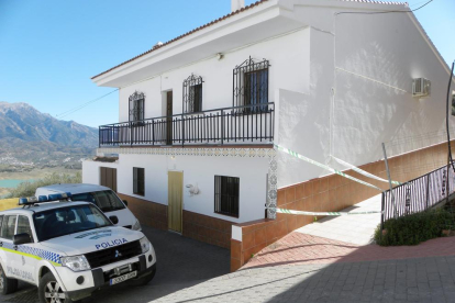 Vista de la casa on es va trobar el cos de la dona assassinada dilluns a La Viñuela, a Màlaga.