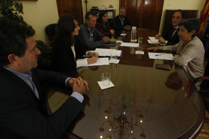 Imagen de la reunión de Cunillera y Crespín con alcaldes del consorcio Segre-Rialb.