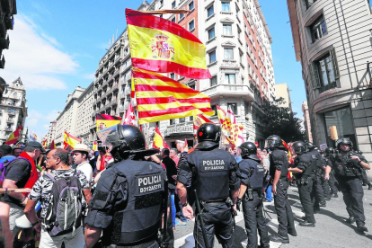 Los Mossos hicieron un cordón de seguridad en Via Laietana para evitar que las dos manifestaciones se juntaran.
