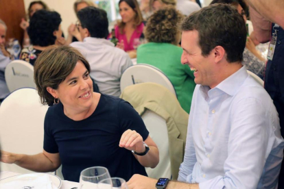Soraya Sáenz de Santamaría y Pablos Casado coincidieron esta semana en una cena del PP.