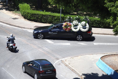 Coche fúnebre que trasladó ayer los restos mortales del pequeño fallecido en Algeciras.