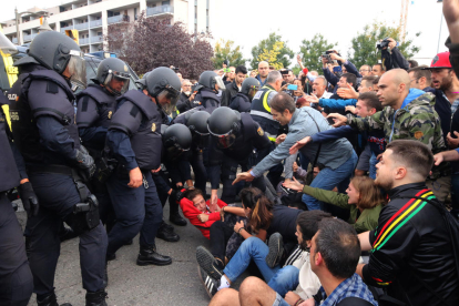 Una de las cargas policiales ante la sede de la Escola Oficial d’Idiomes de Lleida.