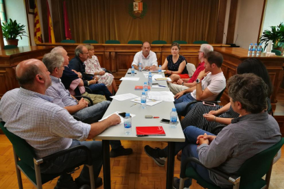 Imatge de la primera reunió del Consell de la Vila de Vielha.