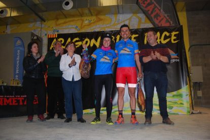 Ramona Gabriel y Diego Tamayo, premiados en la Aragón Bike Race.