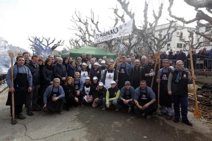 Foto de grup dels organitzadors, cuiners i autoritats durant la celebració de Lo Ranxo.