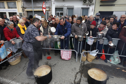 Foto de grup dels organitzadors, cuiners i autoritats durant la celebració de Lo Ranxo.