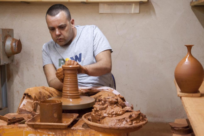L’artesà ceramista que va oferir una jornada de portes obertes al seu taller de Verdú.