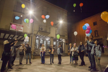 Familiares echaron globos a volar en recuerdo a los pequeños. 