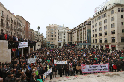 Manifestación de pensionistas en la Plaza Sant Joan de Lleida, el pasado 17 de marzo.
