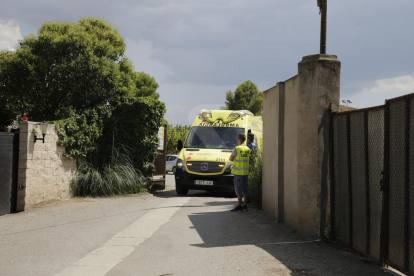 Una ambulancia sale del club tenis Borges Blanques.