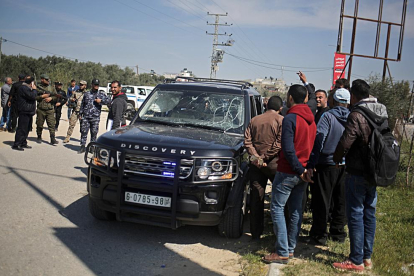 Agentes de seguridad palestinos inspeccionan el convoy.