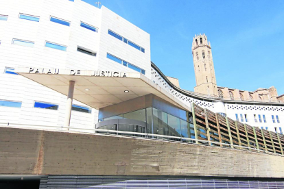 Vista general de l’entrada principal de l’Audiència de Lleida, al Canyeret.