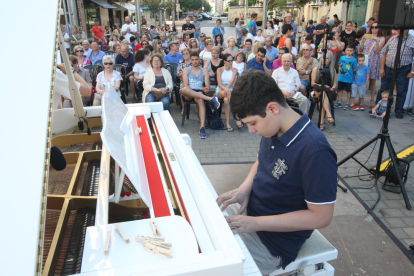 El concurs Ricard Viñes anuncia l’inici cada any traient pianos al carrer a disposició del públic.