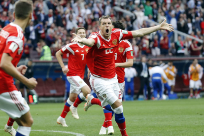 Artem Dzyuba celebra el segon gol que encarrilava el triomf del combinat rus.