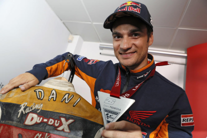 Dani Pedrosa muestra la medalla que le acredita como piloto de leyenda de MotoGP.