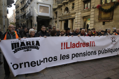 Miembros de la Marea Pensionista de Lleida, ayer en la manifestación ante la Paeria. 
