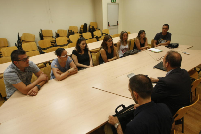 Las familias de los 13 niños de Cervera en una reunión con Vega.