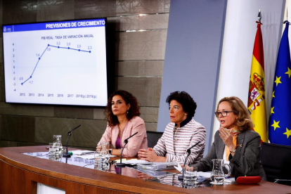Les ministres María Jesús Montero, Isabel Celaá i Nadia Calviño, ahir en roda de premsa.