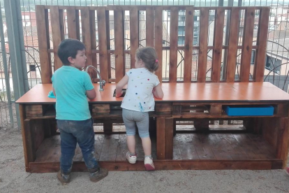 Els nens exploren els nous racons de joc del pati.