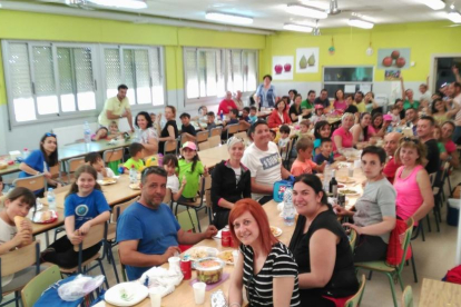 Durant la jornada, alumnes, pares i comunitat educativa van fer un dinar de germanor.