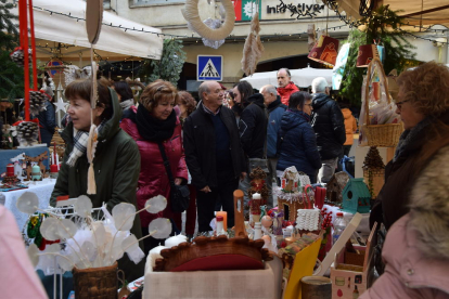 Decenas de personas se acercaron ayer hasta el mercado de Navidad de La Seu d’Urgell.  