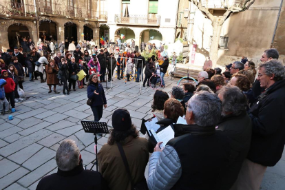 Desenes de persones es van atansar ahir fins al mercat de Nadal de la Seu d’Urgell.