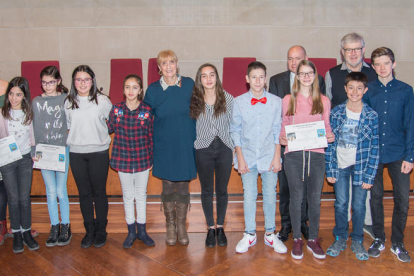 La entrega de premios a los nueve alumnos galardonados se celebró ayer en el Saló Víctor Siurana de la UdL, presidido por los vicerrectores Neus Vila y Francesc Garcia. 